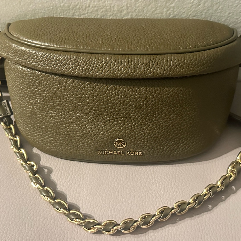 NEW with TAGS MICHAEL KORS  XS SLING MSGR